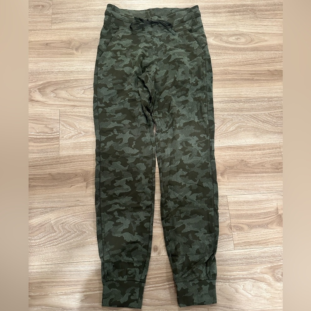 Camouflage lululemon pants size 4
